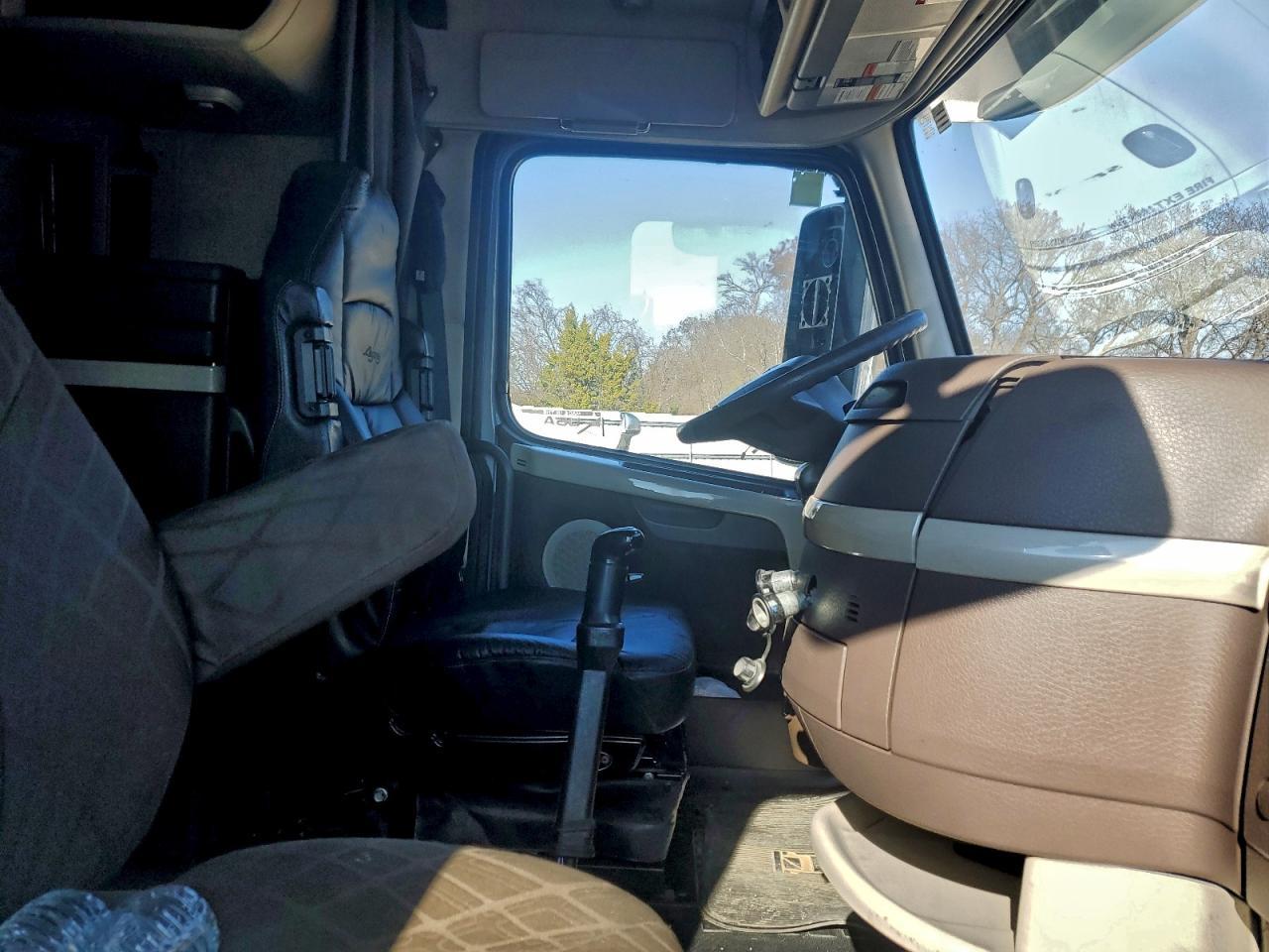 2014 Volv O VNL Semi Truck