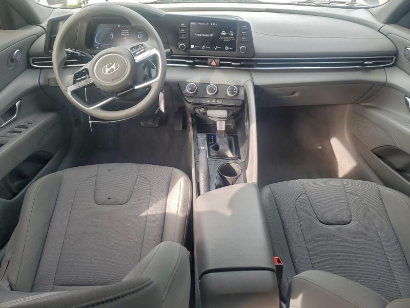 2025 Hyundai Elantra se