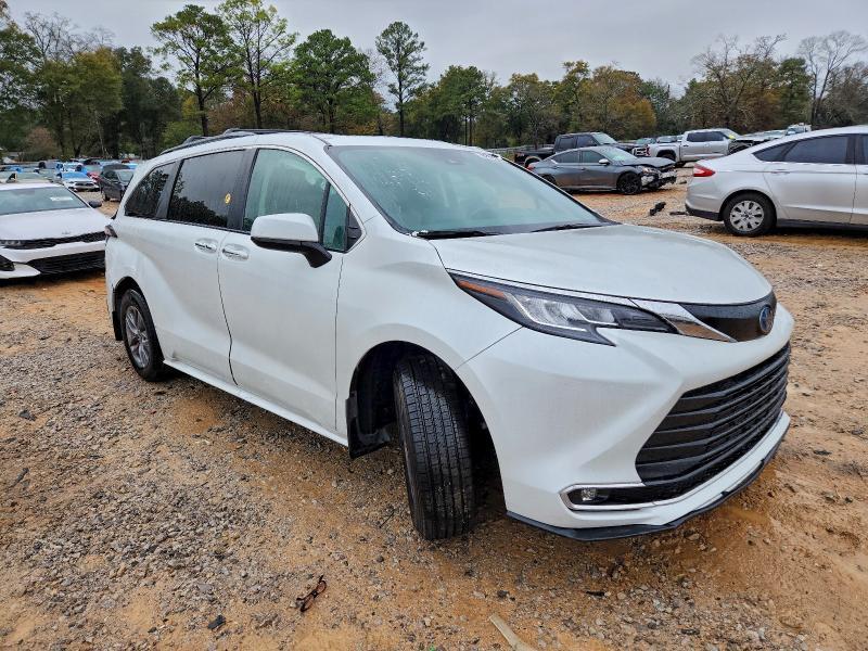 2022 Toyota Sienna xle