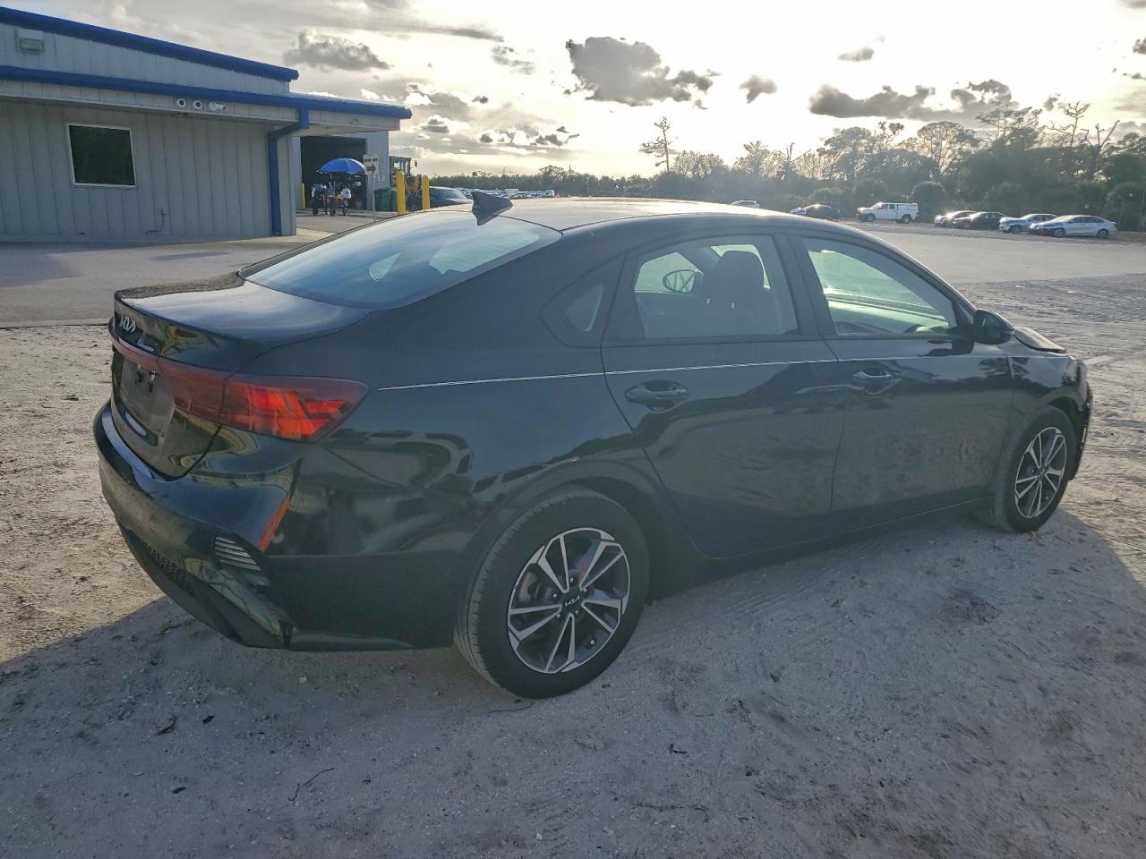 2023 KIA Forte lx
