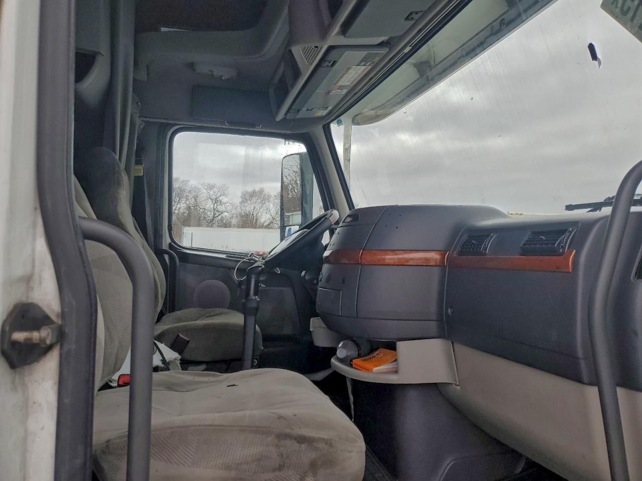 2010 Volvo VNL Semi Truck