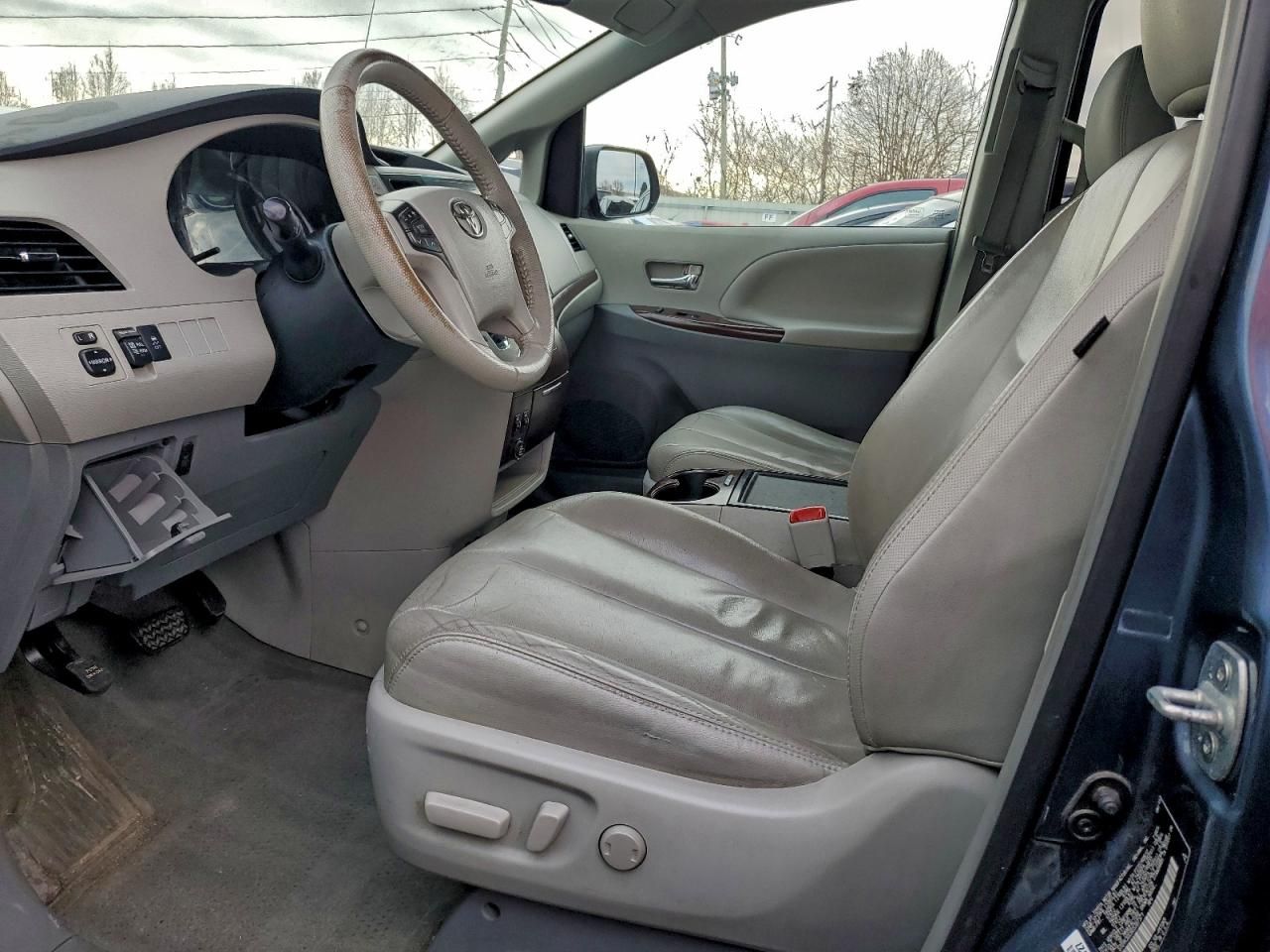 2013 Toyota Sienna xle Premium 8-passenger