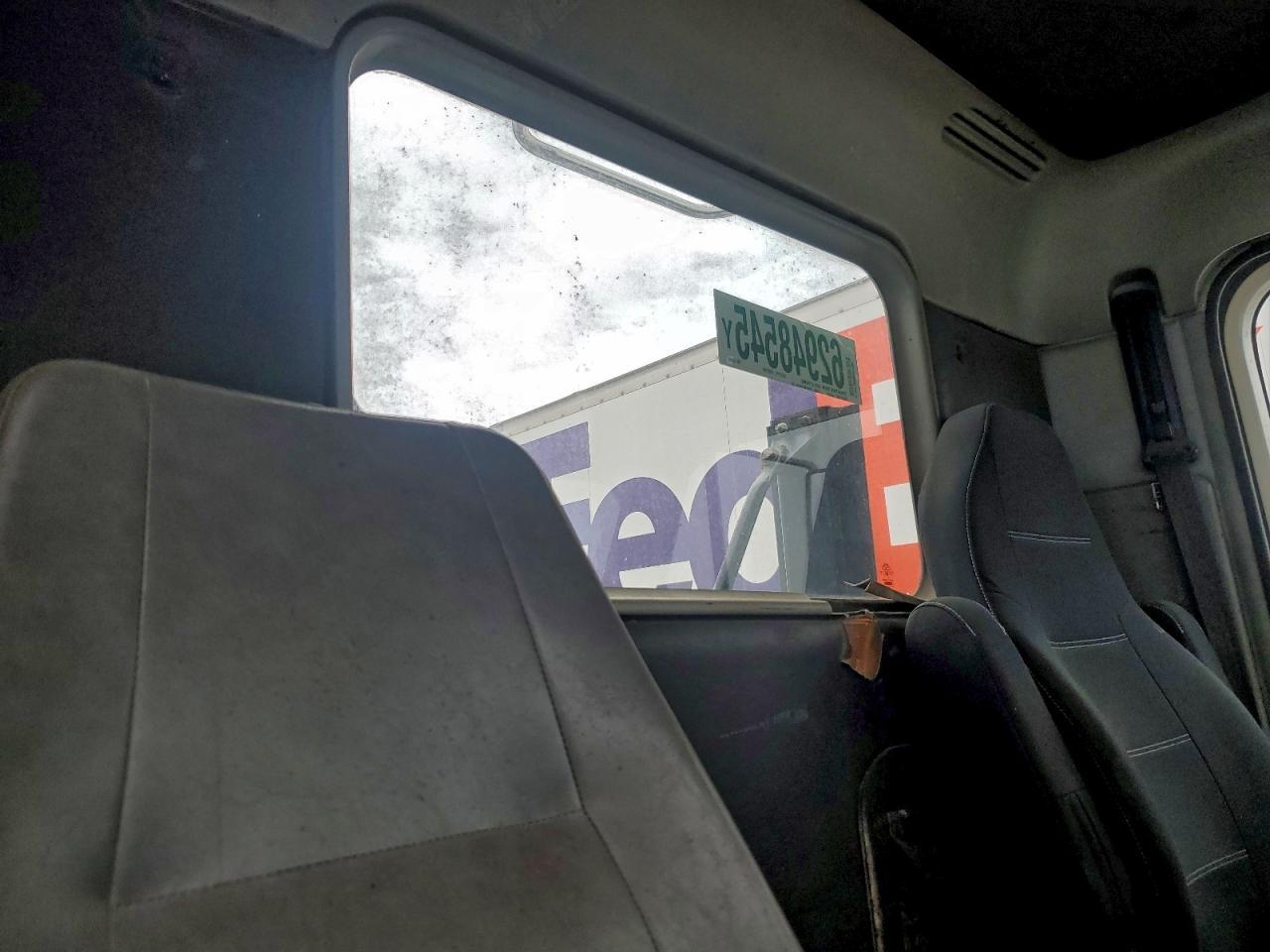 2005 Freigliner 2005 Freightliner Columbia 120 Semi Truck