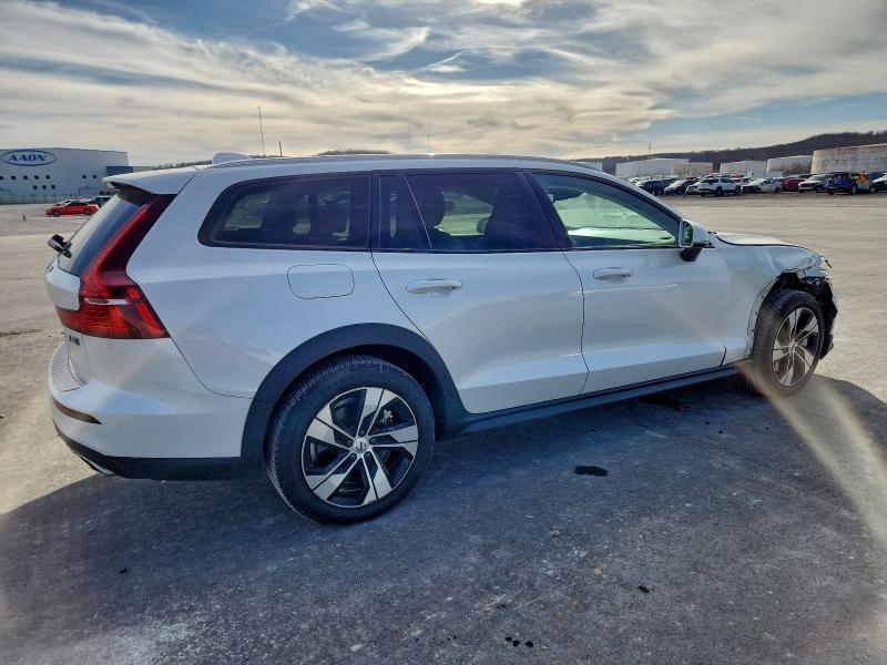 2021 Volvo V60 Cross Country T5 Momentum