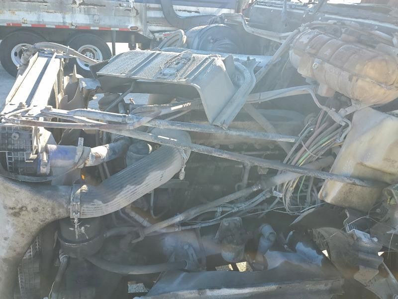 2004 Freightliner Columbia 120 Semi Truck