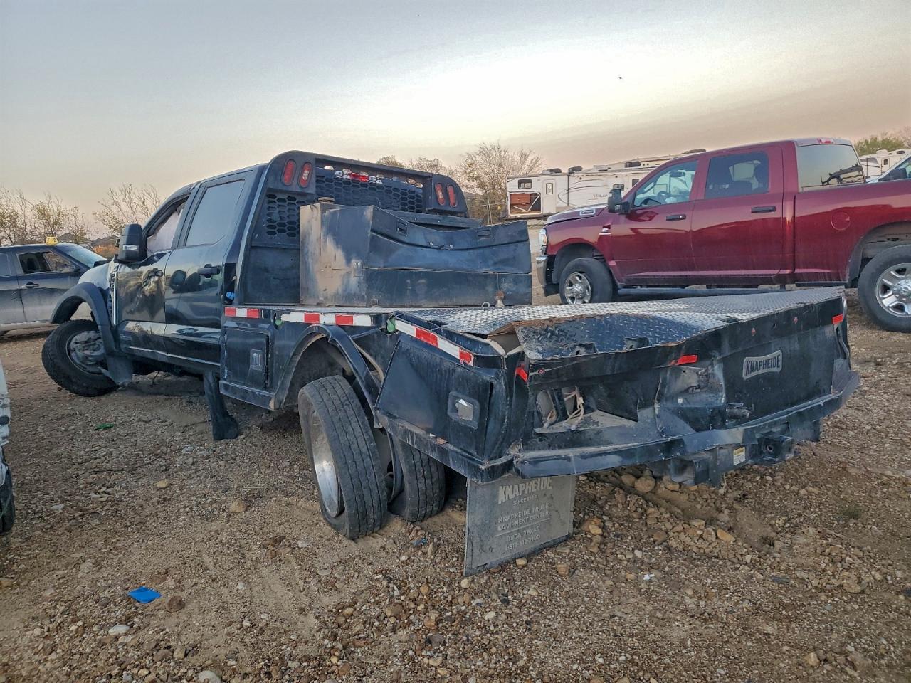 2023 Ford F450 Super Duty Flatbed Truck