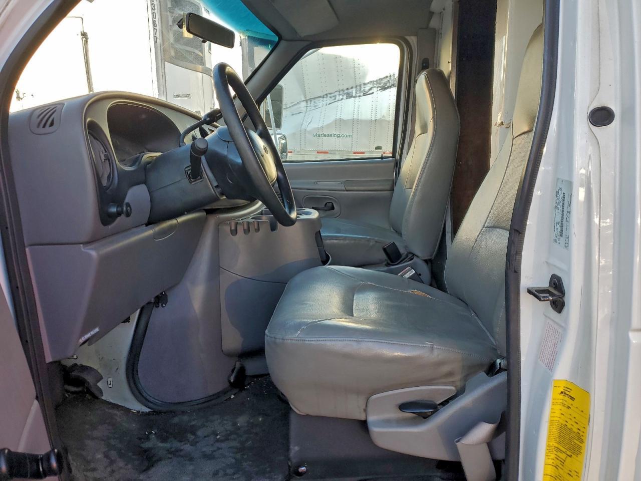 2000 Ford E350 BOX Truck
