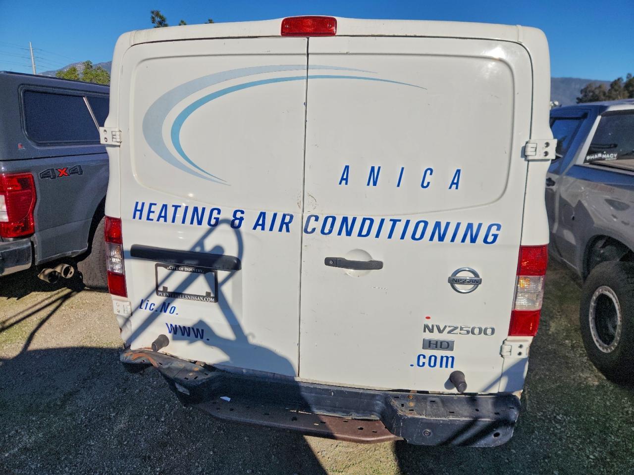 2015 Niss NV 2500 HD SV