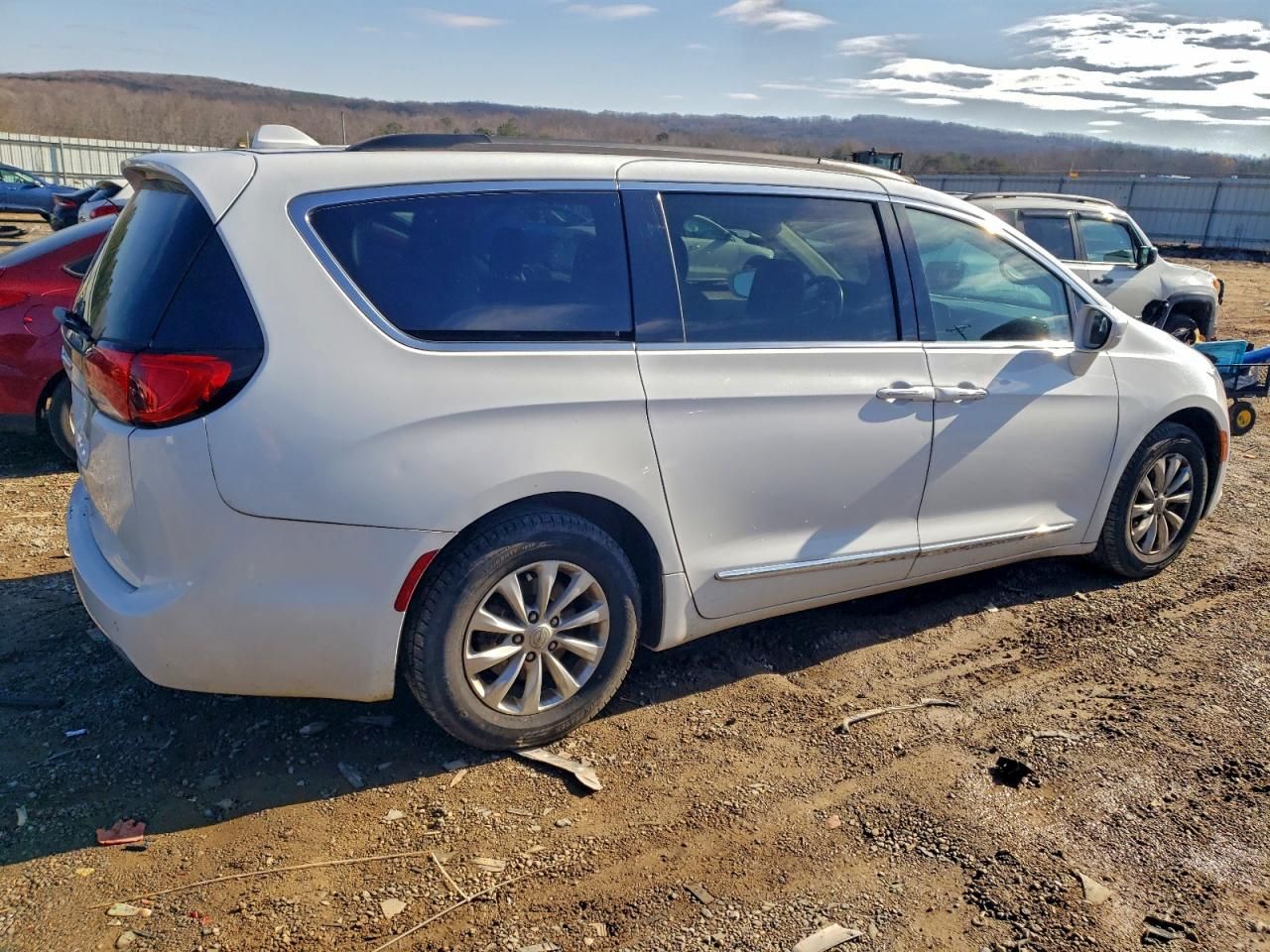 2017 Chrysler Pacifica Touring l
