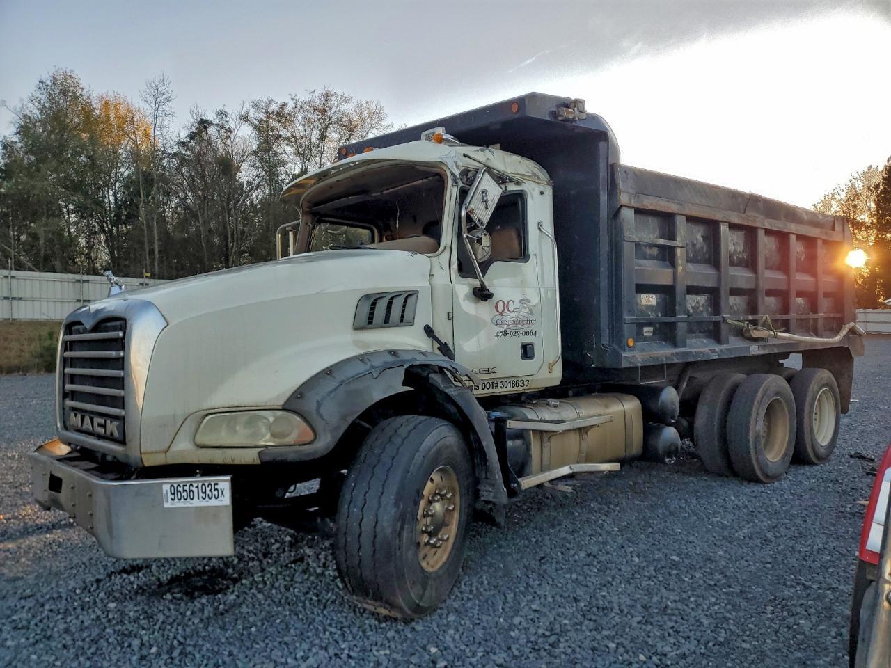 2015 Mack GU800 Dump Truck