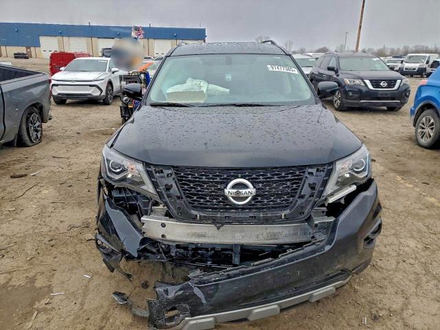 2020 Nissan Pathfinder sv