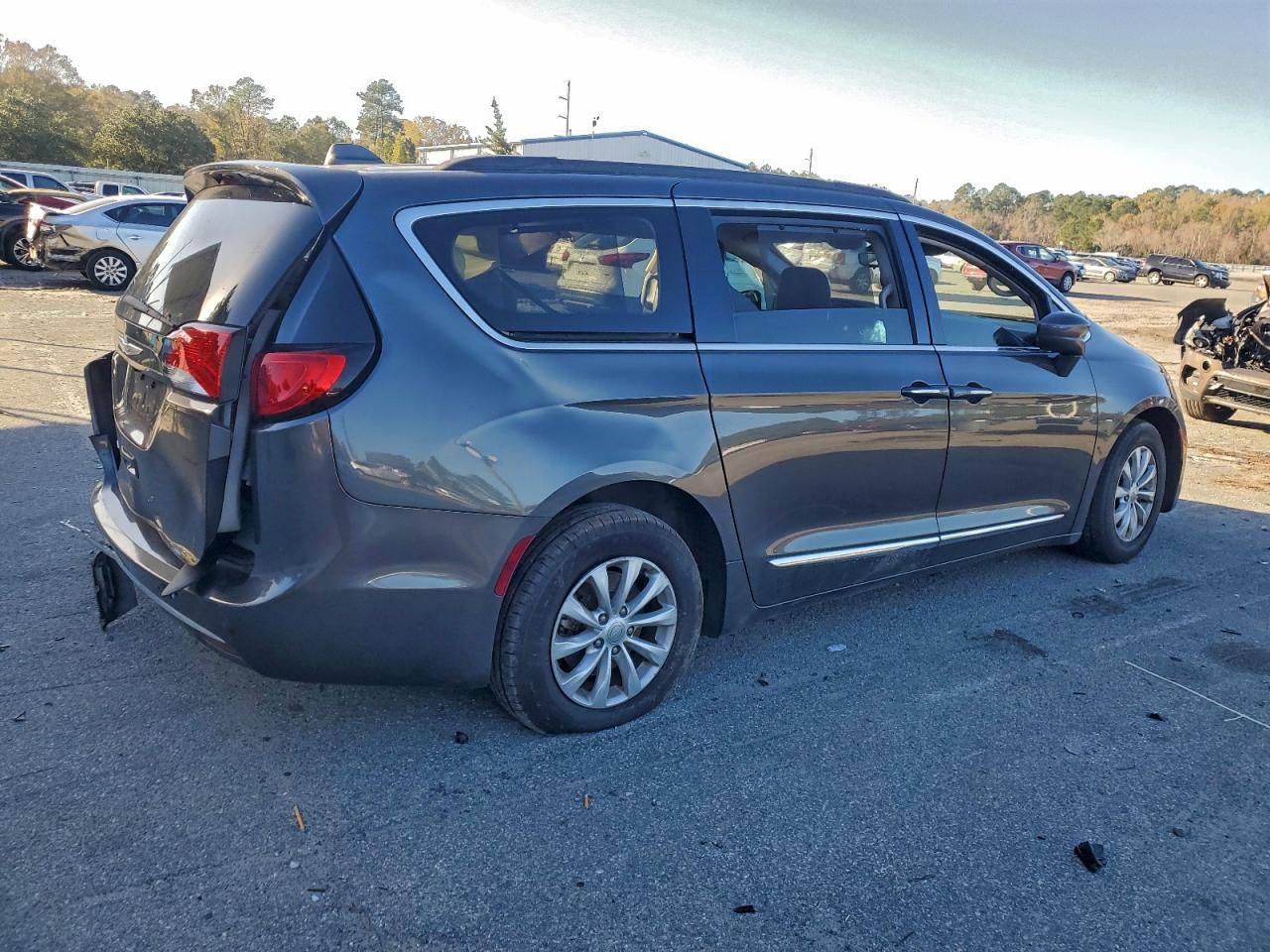 2017 Chrysler Pacifica Touring l
