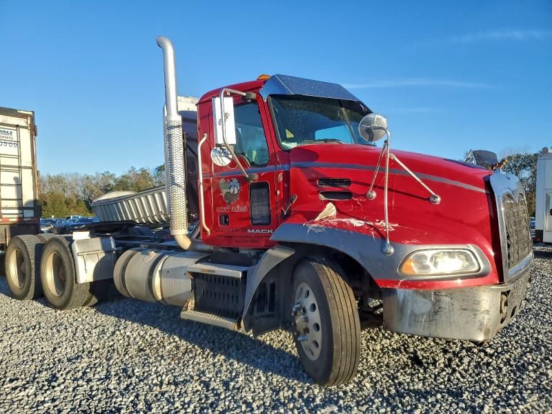 2013 Mack Cxu613 Semi Truck