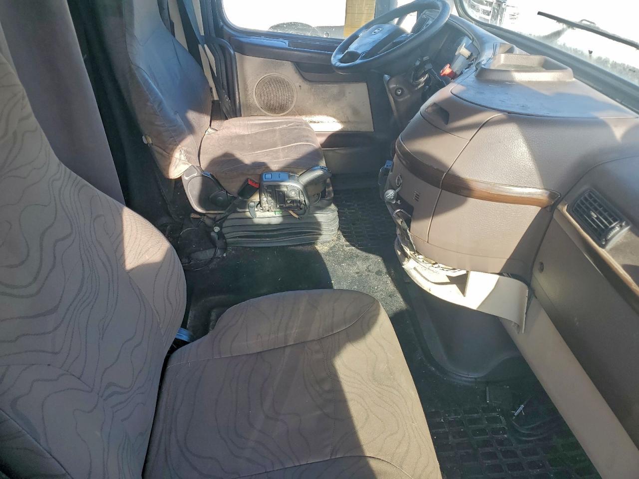 2014 Volvo VNL Semi Truck