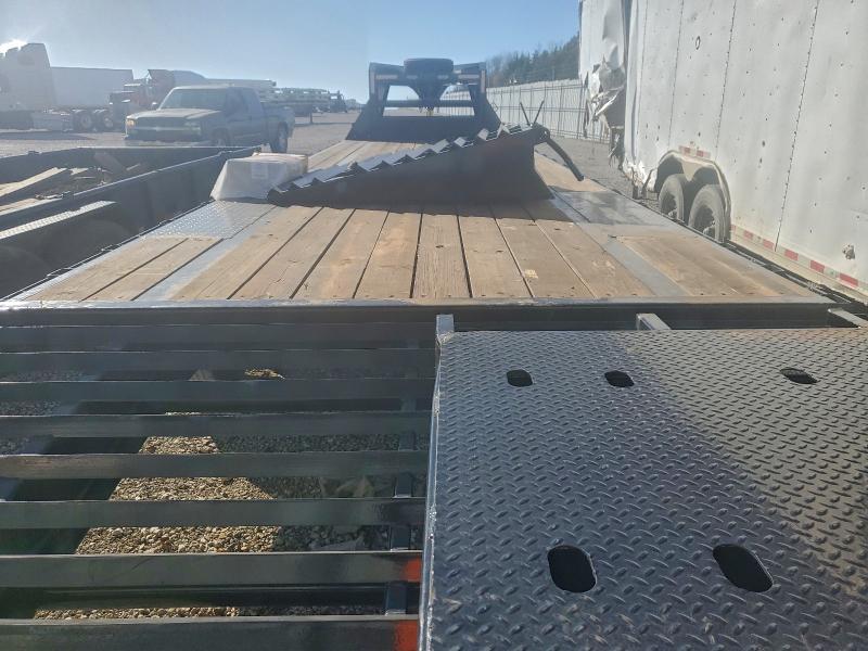 2025 Bgtx 2025 BIG TEX 14GN-33D5A-MRBK Equipment Trailer