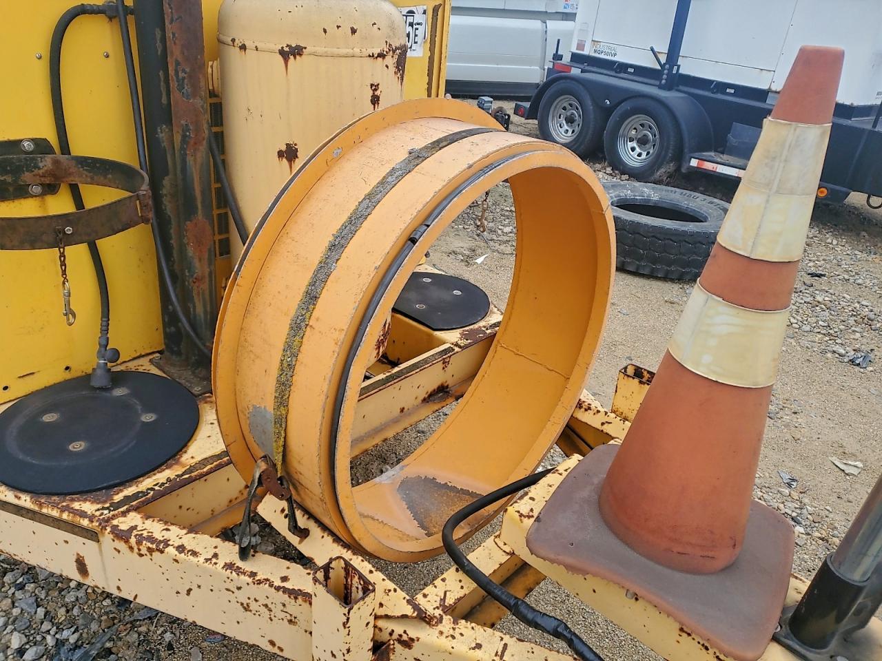 1999 F101 1999 Team Fenex Manhole Support Trailer