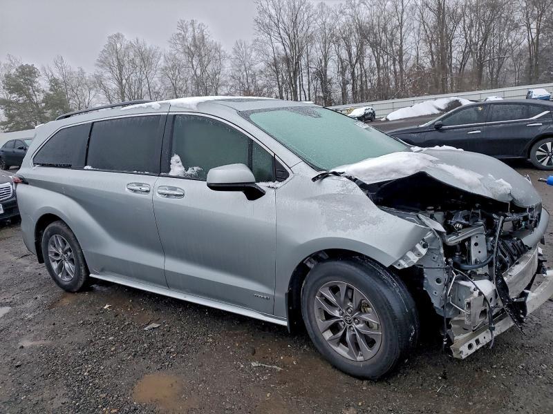 2021 Toyota Sienna xle