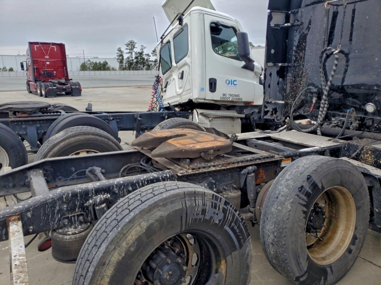 2015 Freightliner Coronado Semi Truck