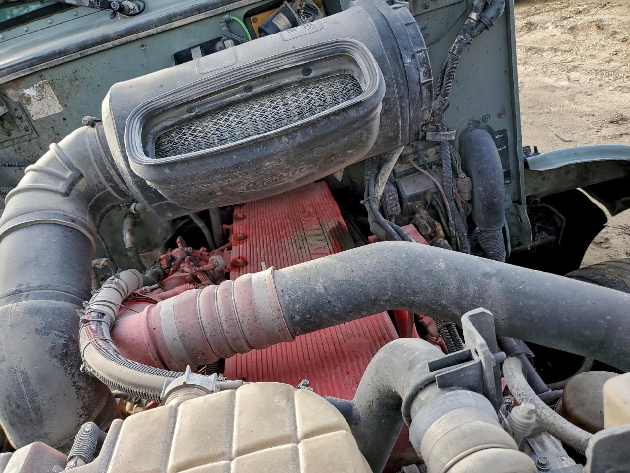 2010 Peterbilt 384 Semi Truck