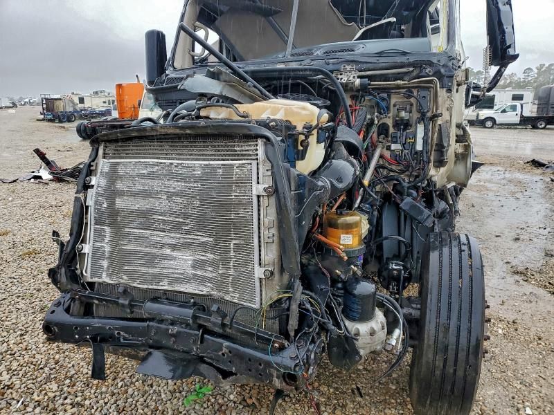 2016 Freightliner Cascadia 125 Semi Truck