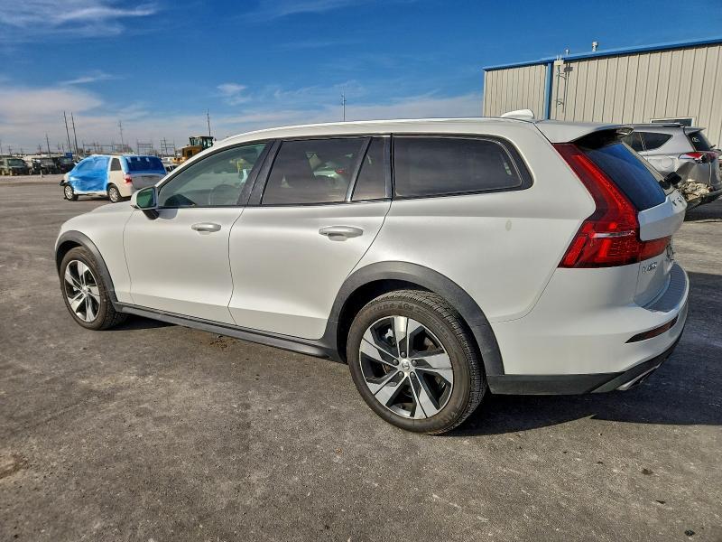 2021 Volvo V60 Cross Country T5 Momentum