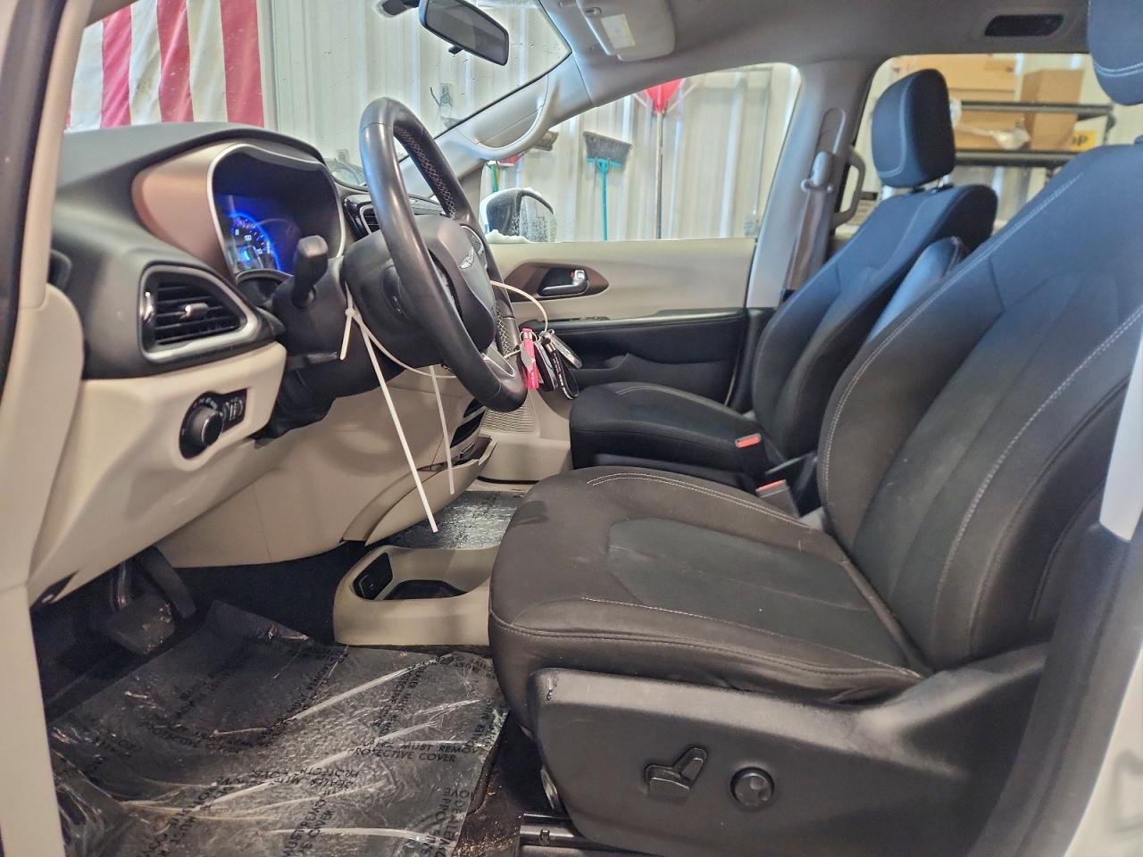 2022 Chrysler Voyager lx