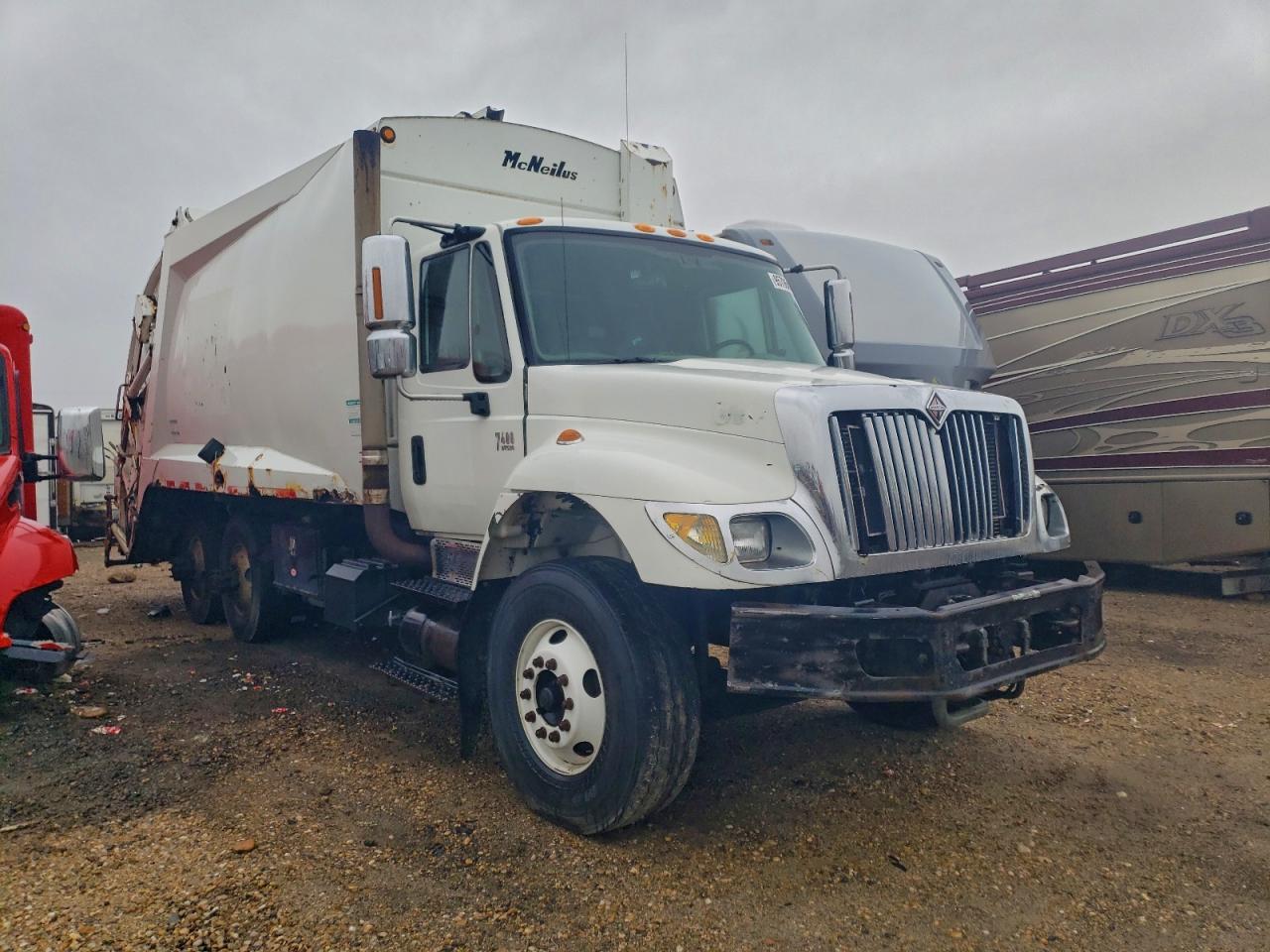 2004 International 7400 Refuse Truck