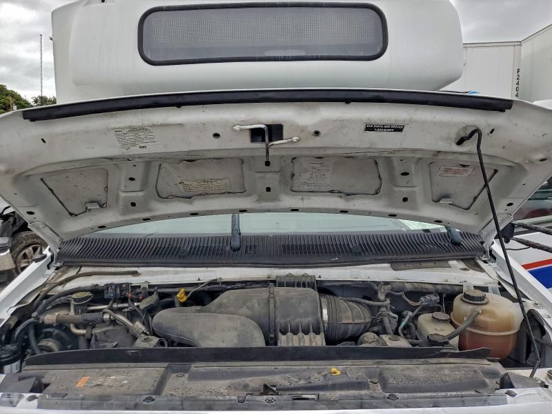 2018 Ford Econoline E450 Super Duty Cutaway Van