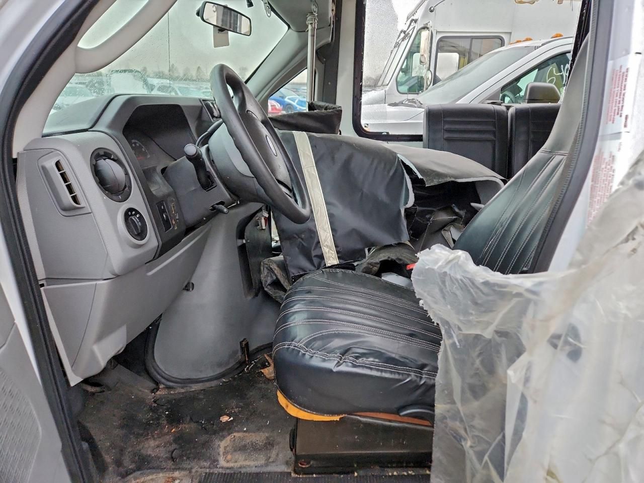2017 Ford Econoline E450 Super Duty Cutaway Van