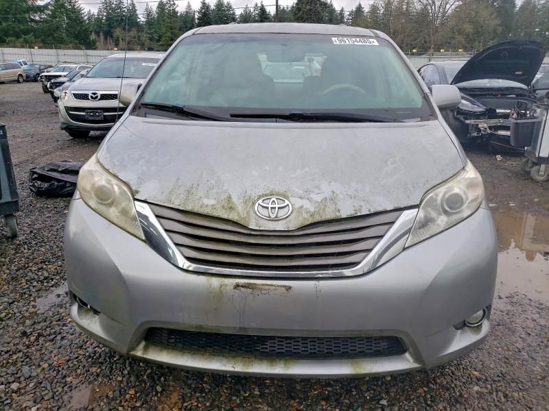 2011 Toyota Sienna xle 8-passenger