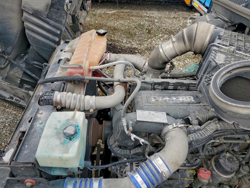 2015 Kenworth T680 Semi Truck