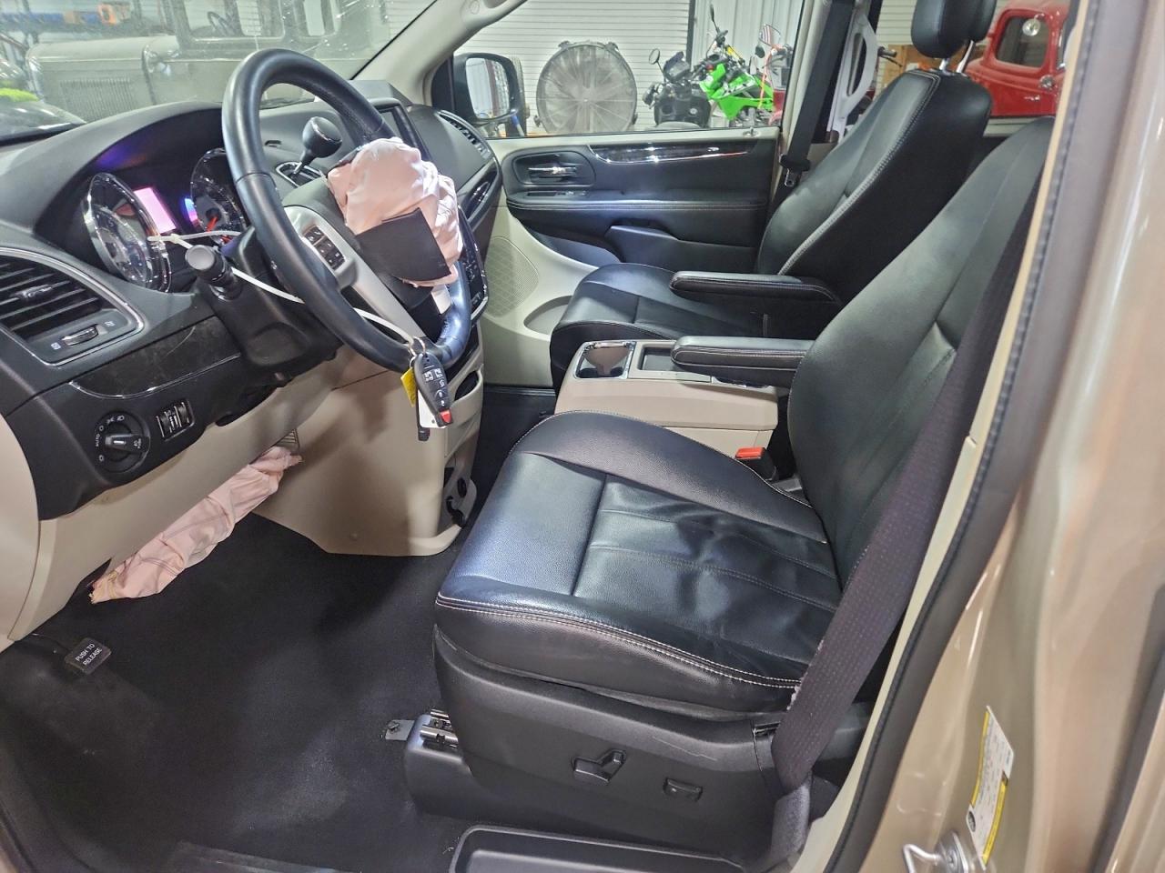 2014 Chrysler Town & Country Touring
