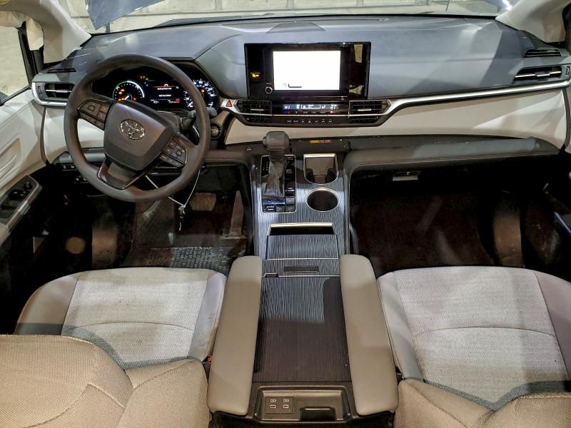 2025 Toyota Sienna le