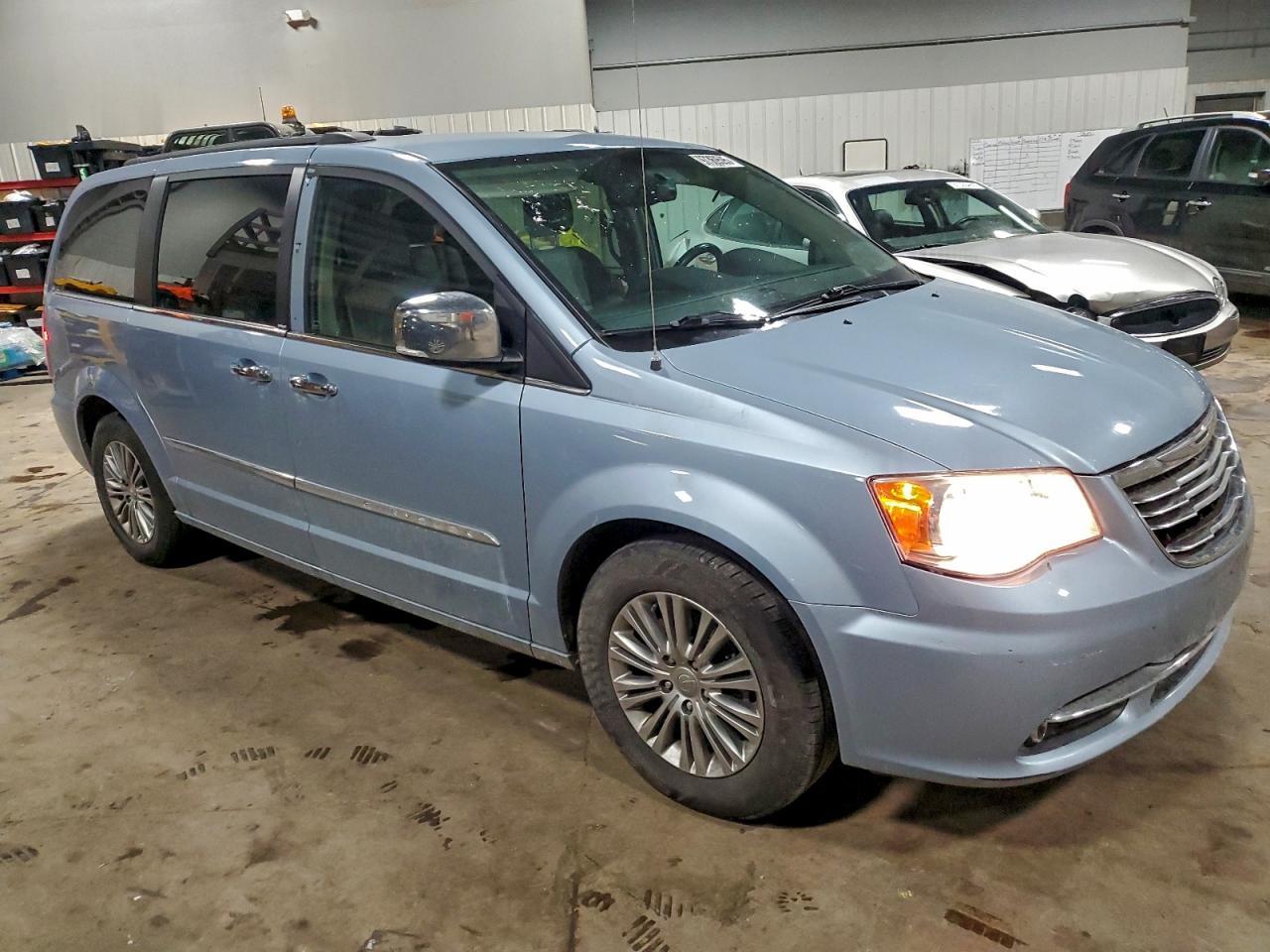 2013 Chrysler Town & Country Touring l