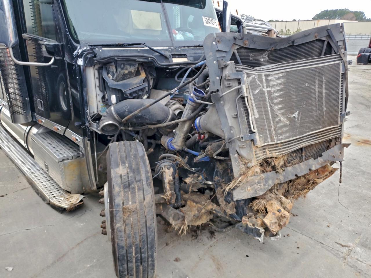 2015 Freightliner Coronado Semi Truck