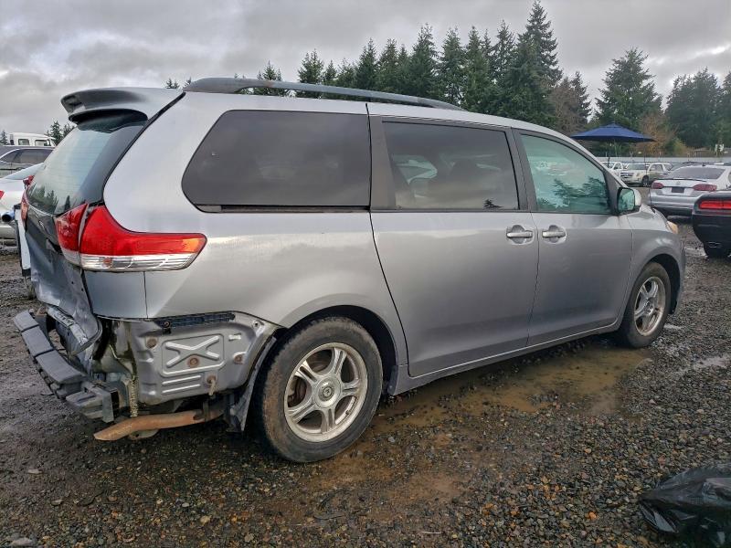 2011 Toyota Sienna xle 8-passenger