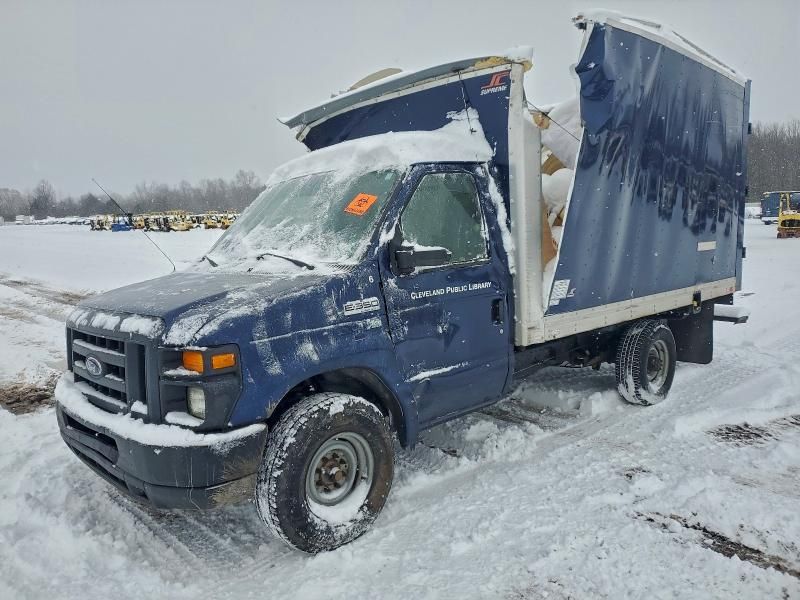 2015 Ford Econoline E350 Super Duty Cutaway Van