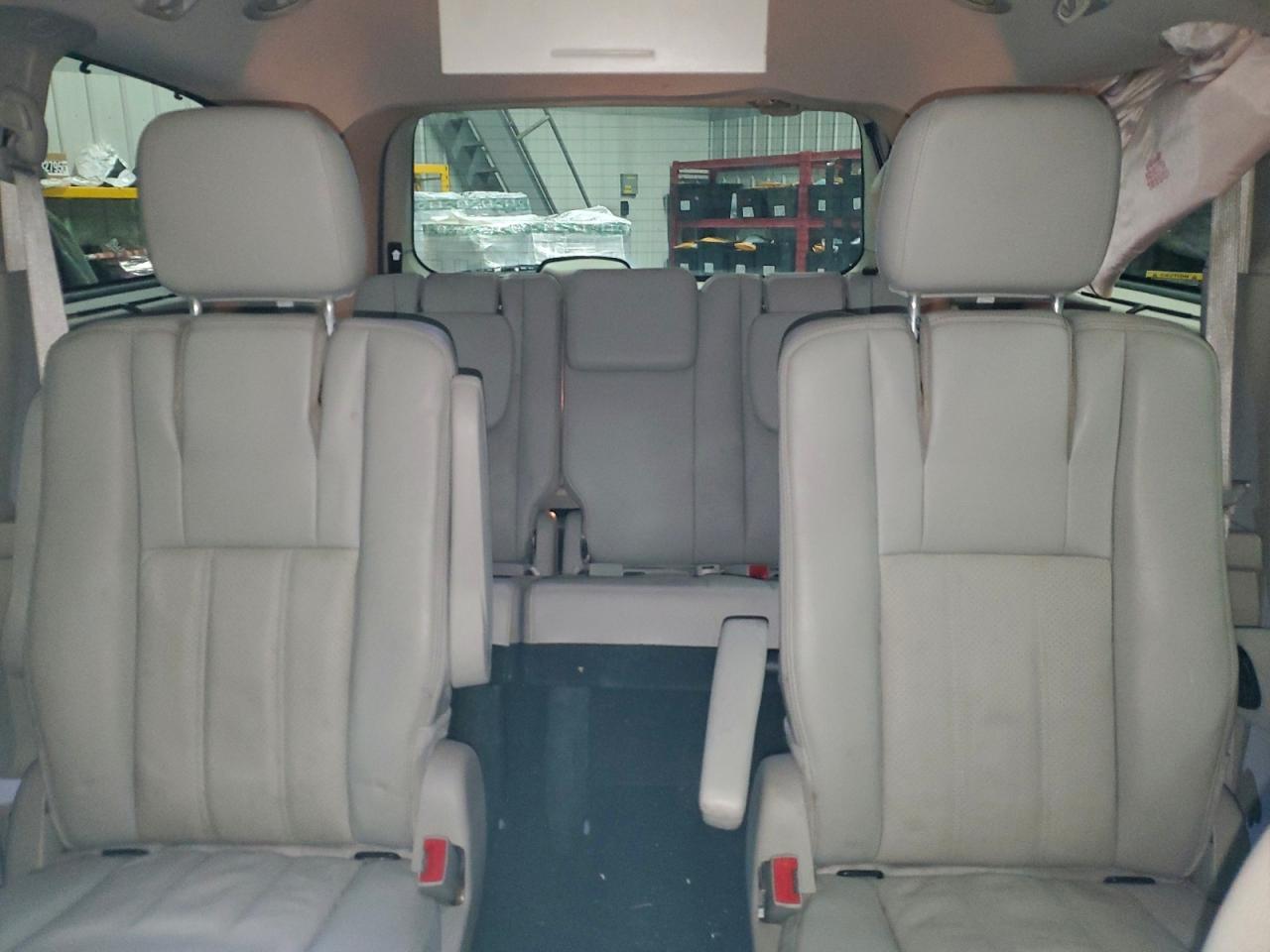 2013 Chrysler Town & Country Touring l