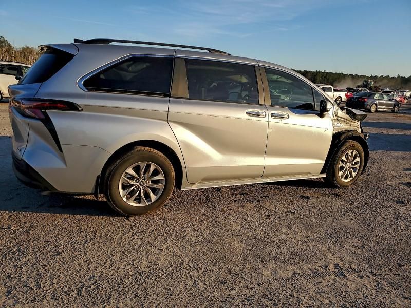 2025 Toyota Sienna xle
