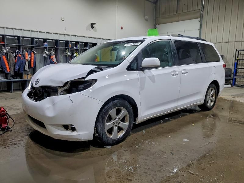2013 Toyota Sienna le