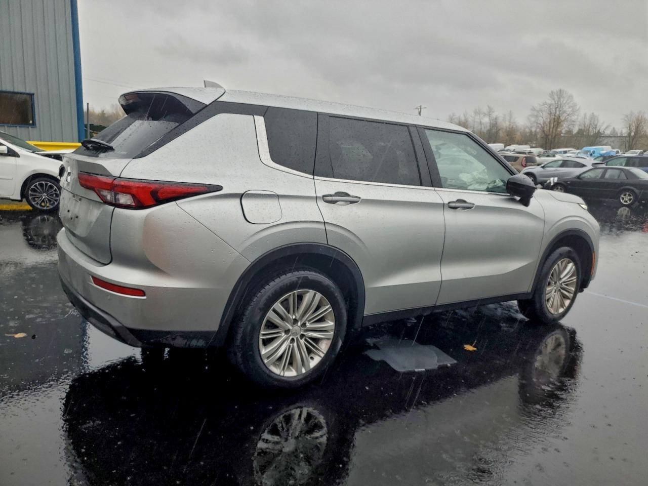 2024 Mitsubishi Outlander es