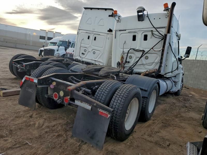 2013 Freightliner Cascadia 1
