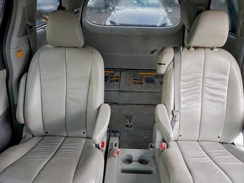 2012 Toyota Sienna se 8-passenger