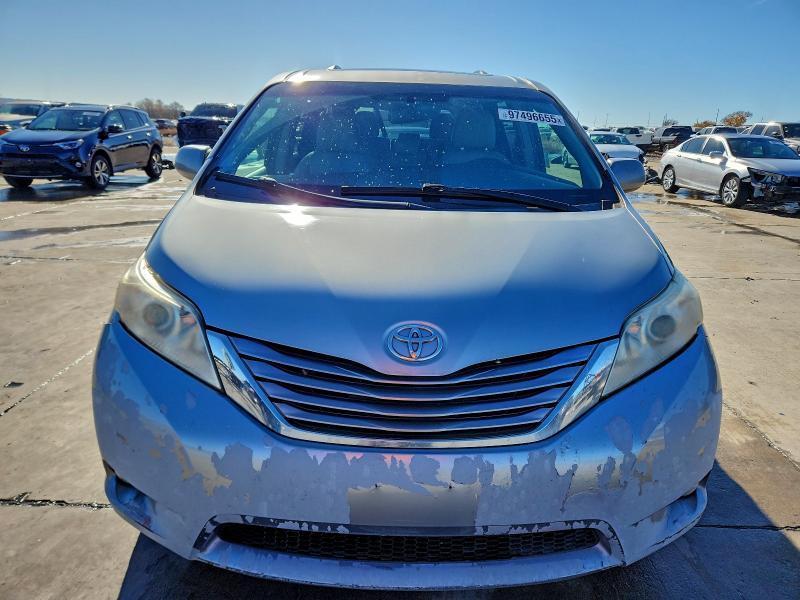 2016 Toyota Sienna xle 8-passenger