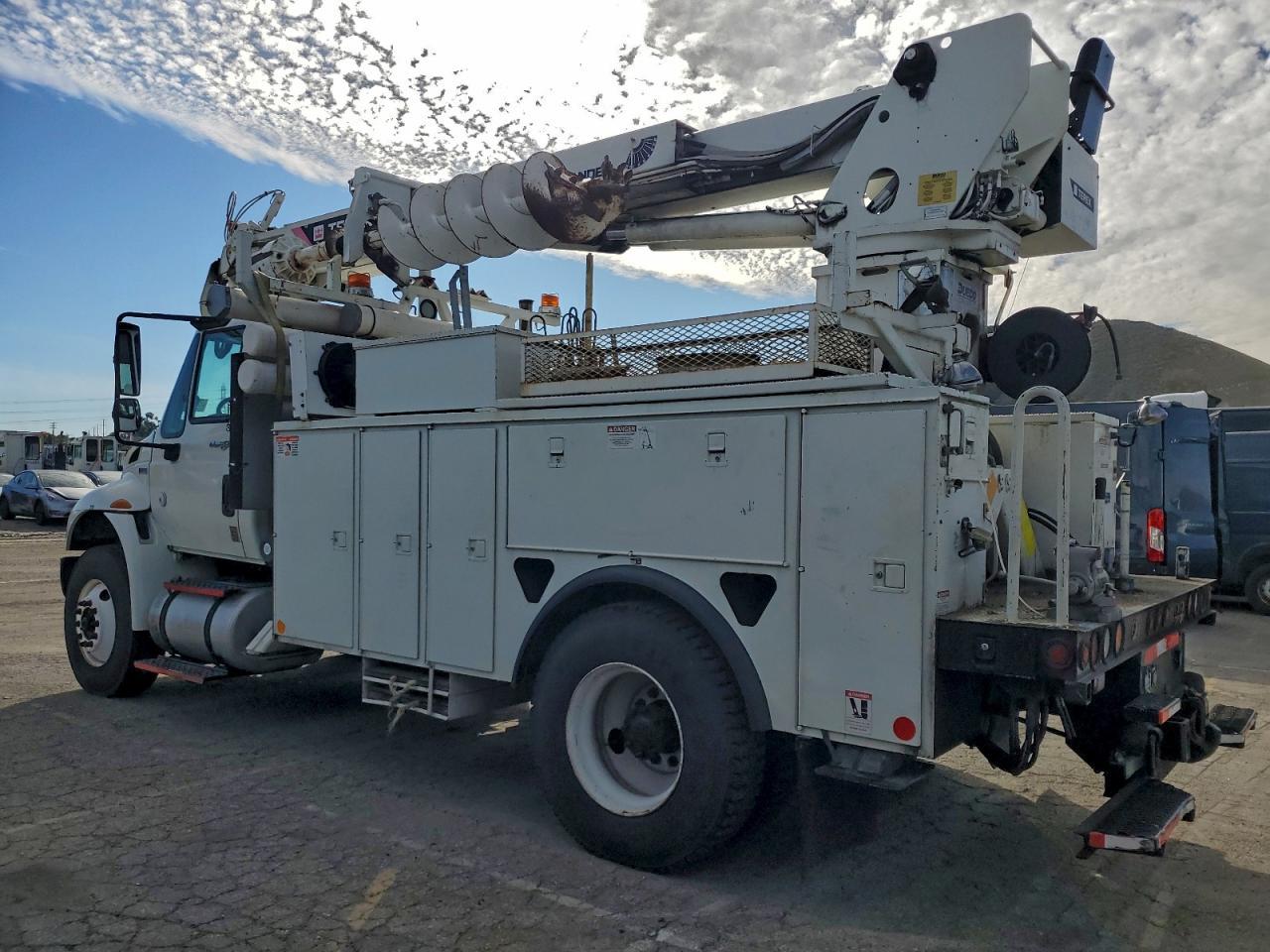 2013 International 4300 Digger Derrick Truck