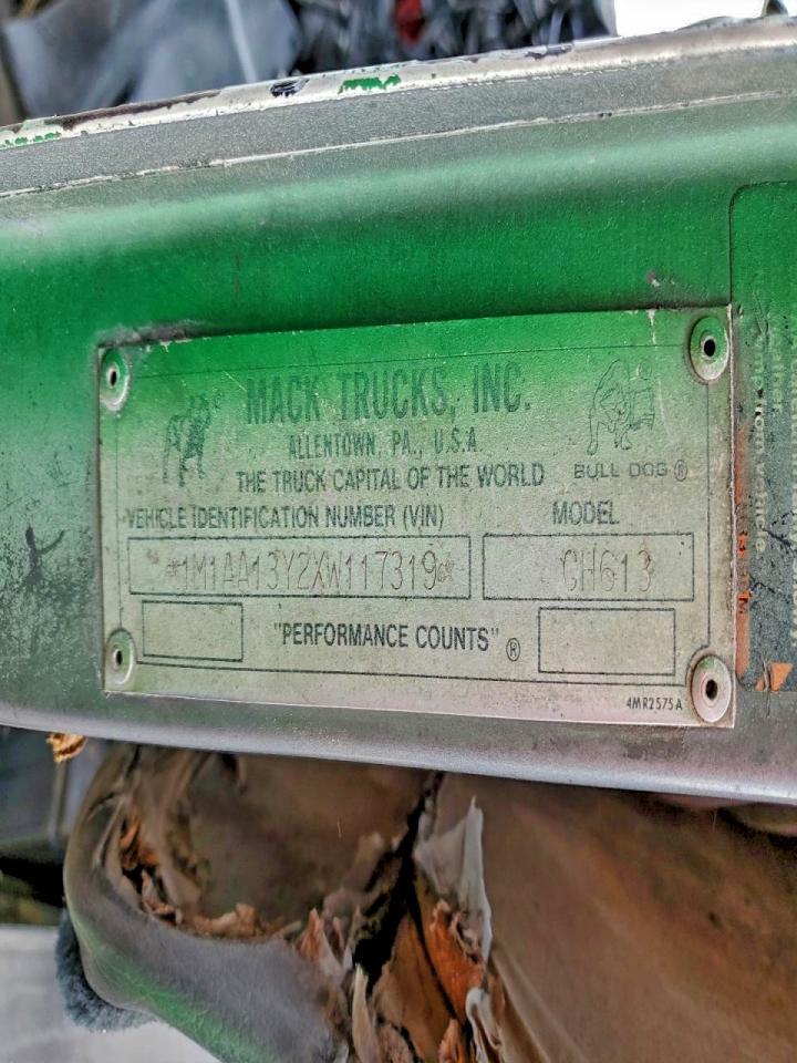 1999 Mack CH613 Semi Truck