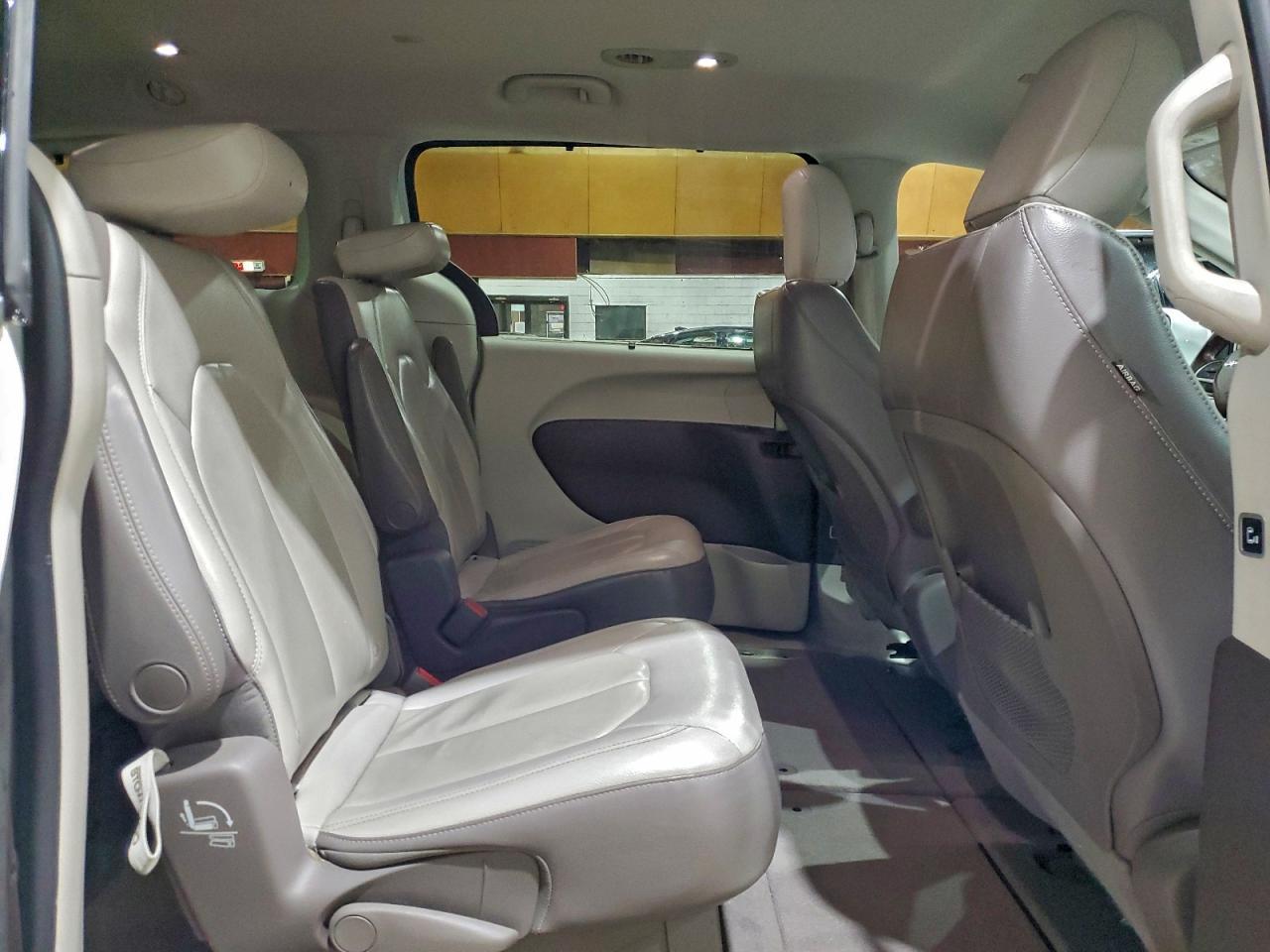 2017 Chrysler Pacifica Touring l