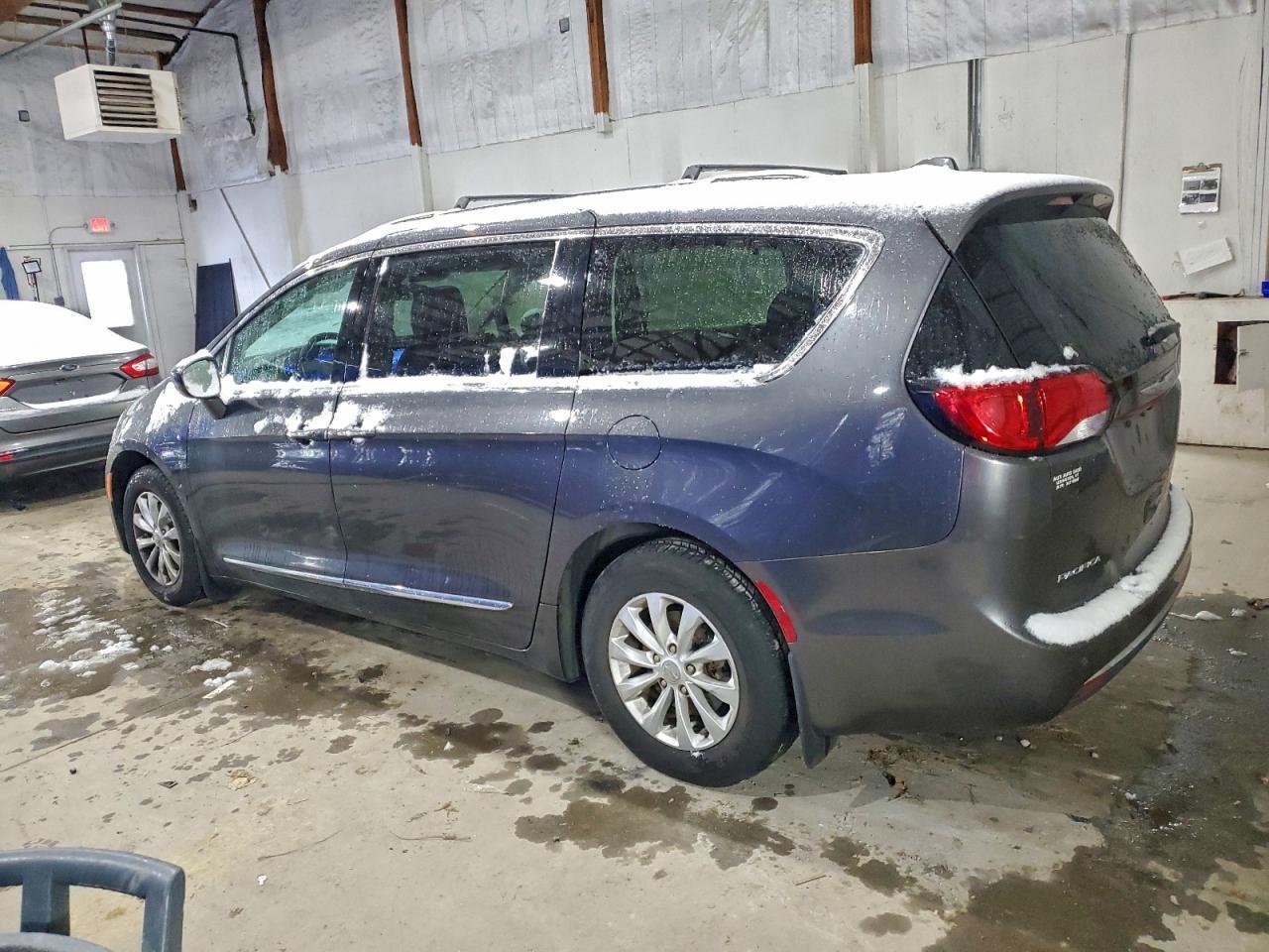 2017 Chrysler Pacifica Touring l