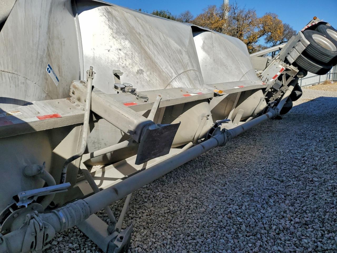 2015 Heil Pneumatic DRY Bulk Trailer