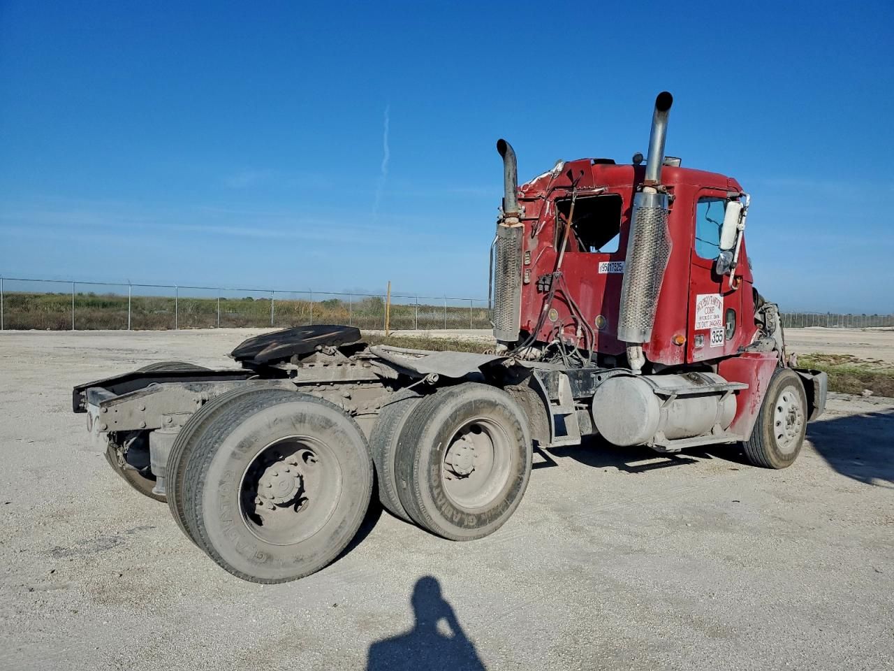 2004 Freightliner Columbia 120 Semi Truck